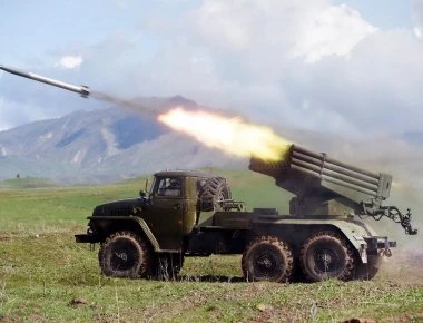 Ομοβροντία από BM-21 Grad που… ξεκουφαίνει (βίντεο)